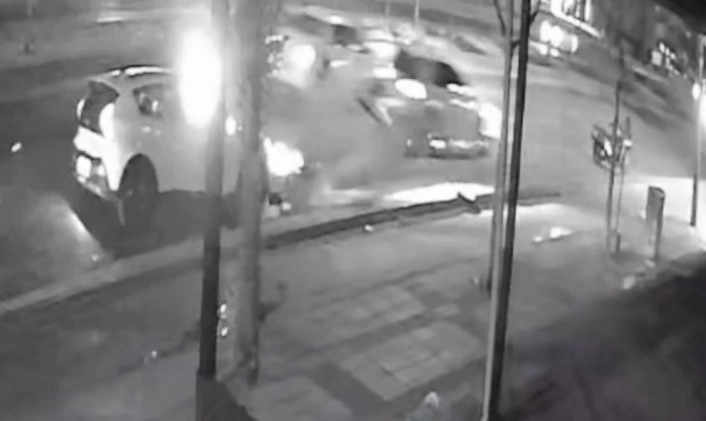 Feci kaza kamerada... Hızla gelen araç, otomobil ve motosiklete çarptı: 1i ağır 2 yaralı

