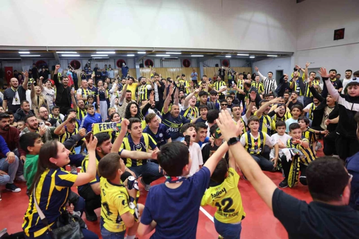 Fenerbahçenin Avrupa şampiyonluğu Darıcada dev ekrana yansıtıldı

