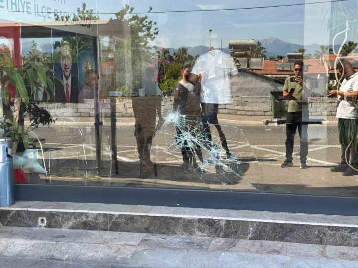 Fethiyede AK Parti İlçe Başkanlığı binasına taşlı saldırı
