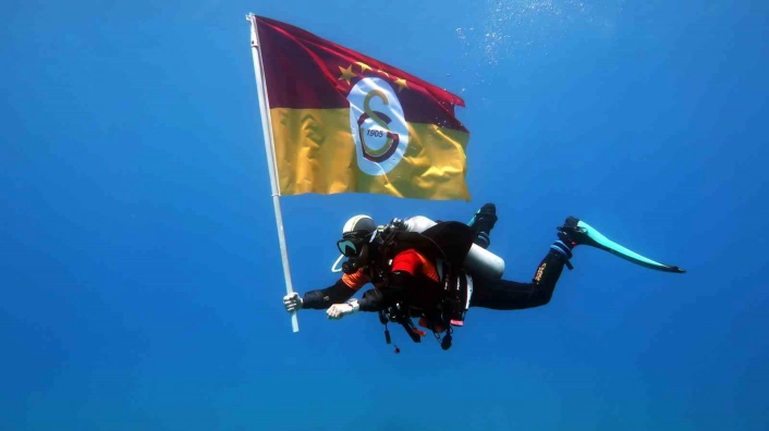 Fethiyede dalgıçlardan deniz altında şampiyonluk kutlaması
