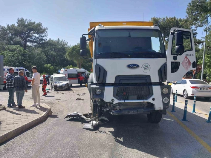 Fethiyede kamyonet ile kamyon çarpıştı; 2 yaralı
