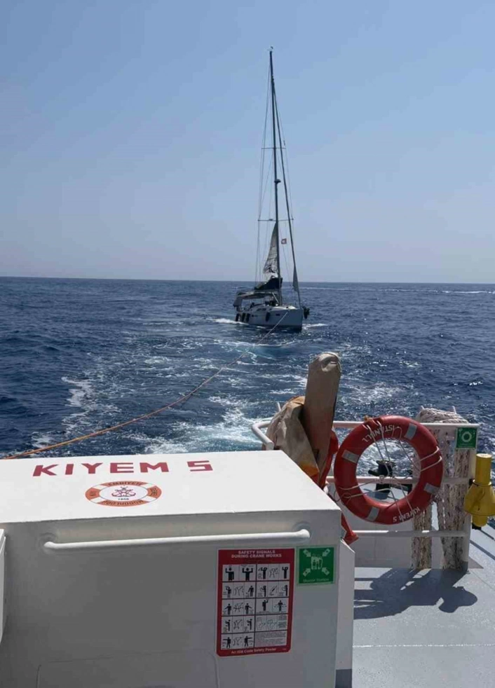 Fethiyede makine arızası nedeniyle sürüklenen tekne kurtarıldı
