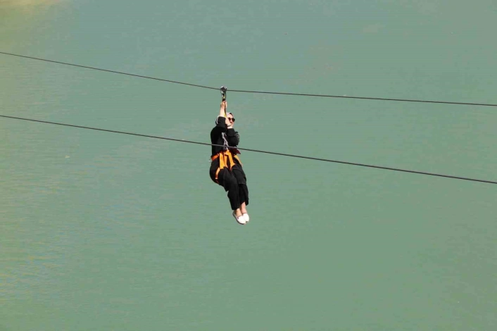 Fırat Nehrinin muhteşem manzarası eşliğinde yapılan zipline ve tekne turu turistlerin vazgeçilmezi
