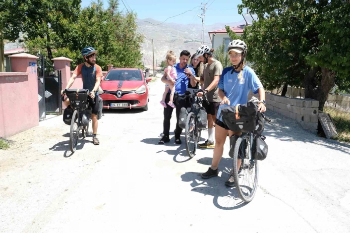 Fransadan bisikletle yola çıkan 3 Fransız, 70 günlük bir yolculukla Erzincana ulaştı
