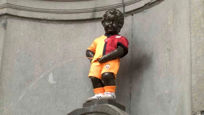 Galatasarayın 5 yıldızlı forması 406 yıllık Manneken Pis heykeline giydirildi
