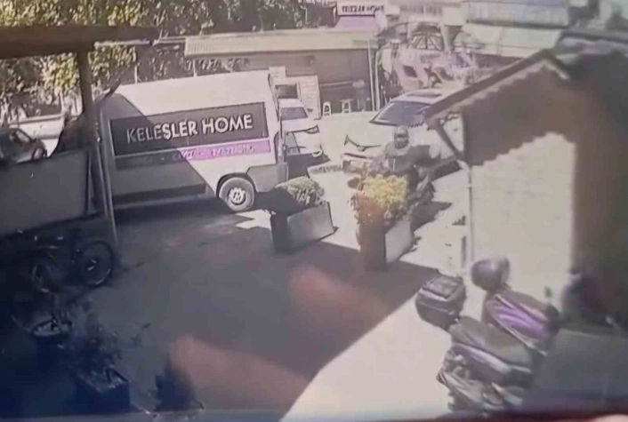 Gaz pedalı takılan motosiklet işyerinin duvarına tosladı: 1 yaralı

