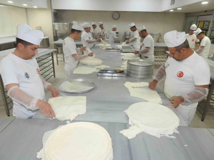 Gaziantepte baklavacıların yoğun bayram mesaisi başladı
