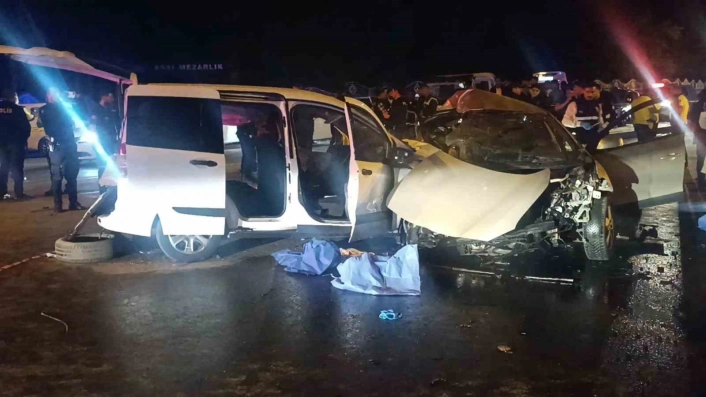 Gaziantepte iki araç kafa kafaya çarpıştı: 5 ölü, 2 yaralı

