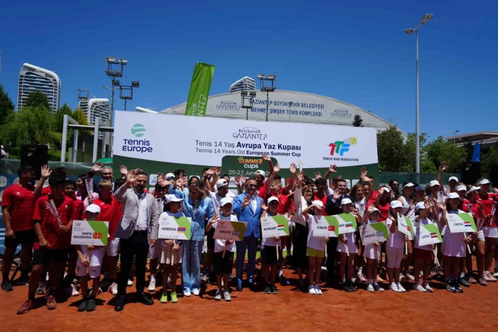 Gaziantepte Uluslararası Tenis 14 Yaş Avrupa Yaz Kupasının açılışı yapıldı
