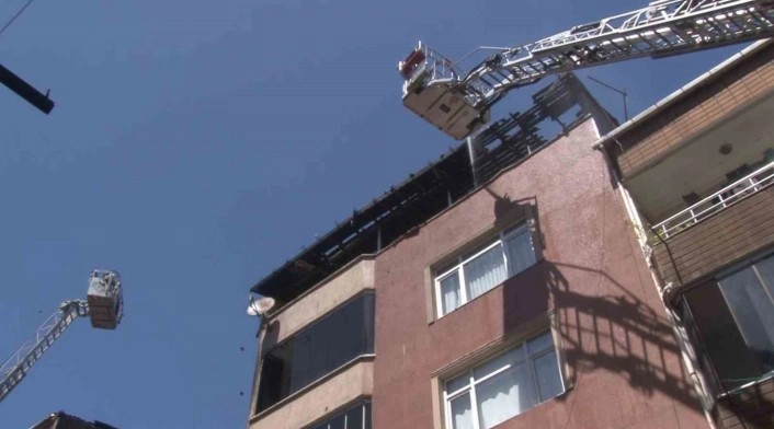 Gaziosmanpaşada 4 katlı binada yangın çıktı, 1 kişi dumandan etkilendi
