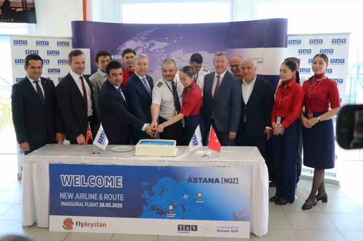 Gazipaşa-Alanya Havalimanı, FlyArsytanın ilk uçuşunu karşıladı
