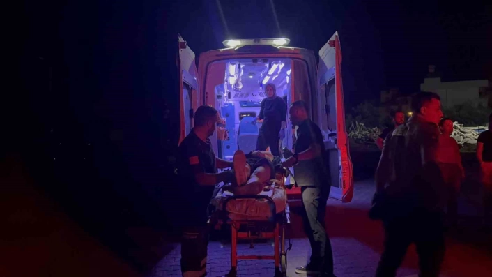 Gazipaşada motosiklet park halindeki otomobile çarptı: 1 ağır yaralı
