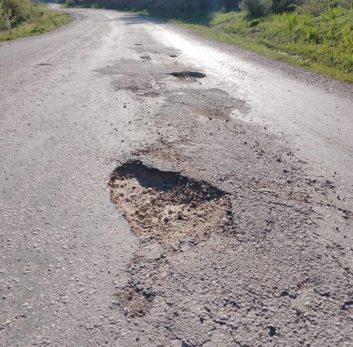 Gediz Dereköy yolu sürücülere çile oldu
