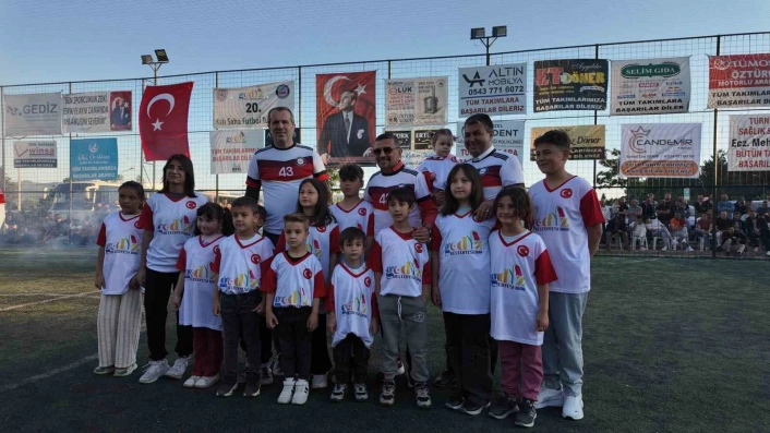 Gedizde halı saha turnuvası, eski milli futbolcu Saffet Sancaklının katıldığı finalle sona erdi
