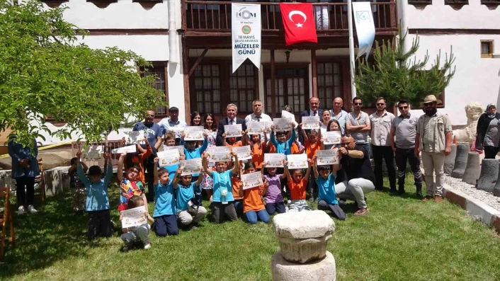 Geleceğin arkeologları olan minikler, Yozgat Müzesinde örnek kazı yaptı
