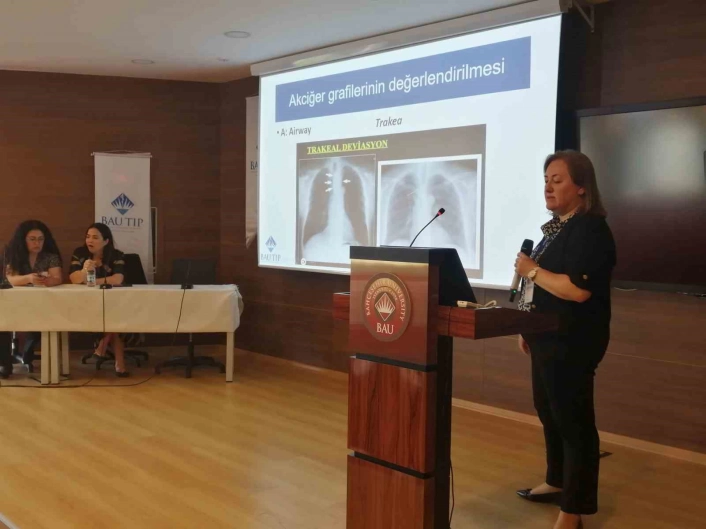 Geleceğin doktorları, 4. Intern Sempozyumunda mesleki bilgi ve tecrübe ediniyor
