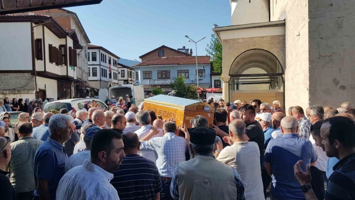 Genç öğretmen memleketi Safranboluda toprağa verildi
