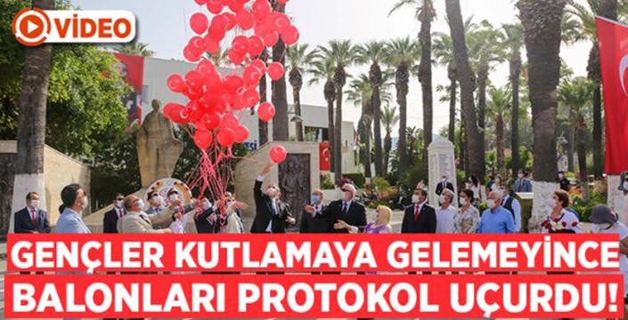  Gençler kutlamaya gelemeyince ay yıldızlı balonları protokol üyeleri uçurdu!