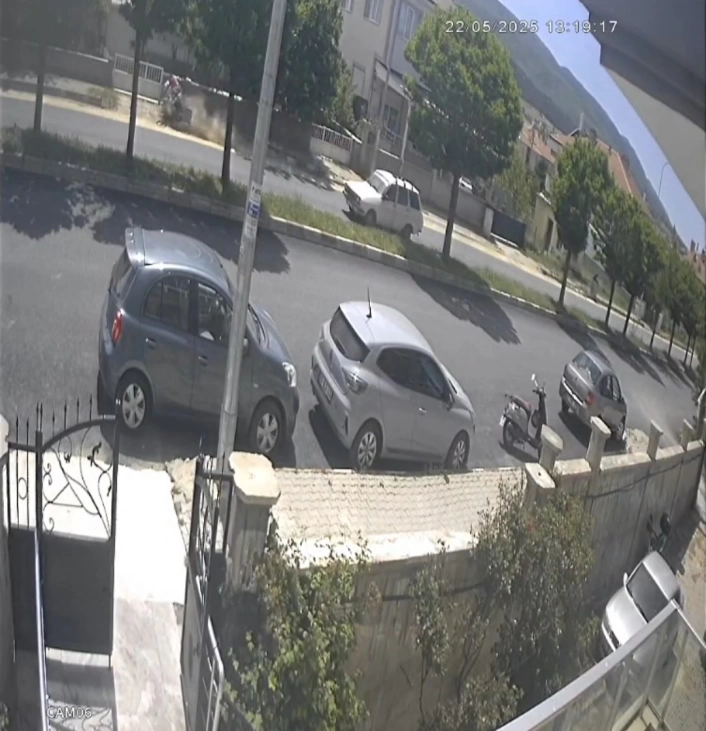 Gençlerin yaralandığı motosiklet kazası güvenlik kamerasında
