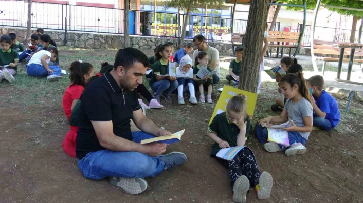 Gercüşte öğrenciler anne, baba ve öğretmenleriyle kitap okudu
