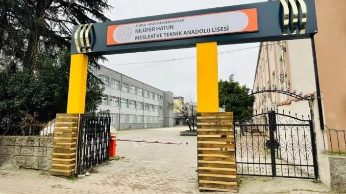 Gidemedikleri okullarında mezuniyet coşkusu yaşadılar
