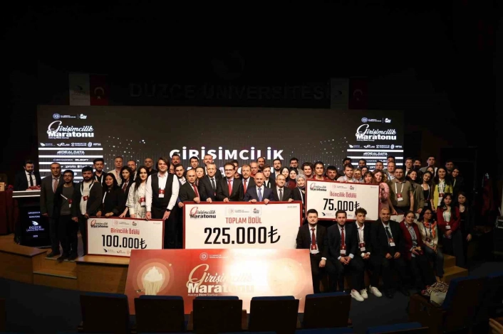 Girişimcilik Maratonu 2025te başarılı girişimcilere ödülleri takdim edildi
