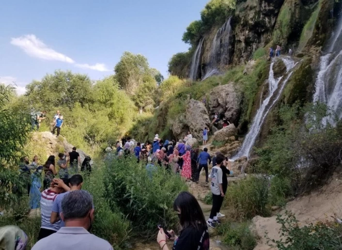 Girlevik Şelalesine bayramda ziyaretçi akını
