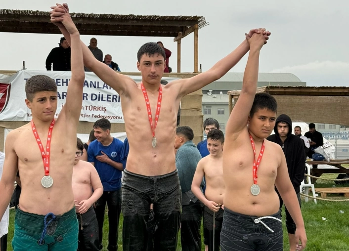 Gölcüklü pehlivanlar başarıya doymuyor
