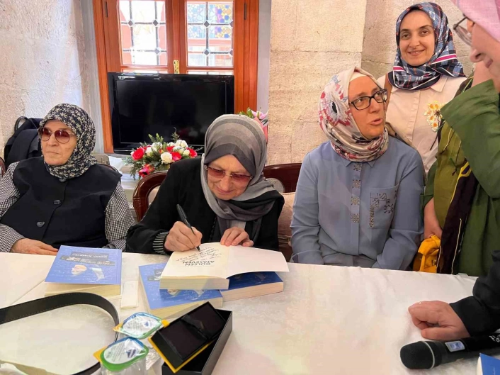 Gönüllülüğe adanmış bir ömür kitap oldu: Dr. Gülsen Atasevenin hikayesi okuyucuyla buluştu

