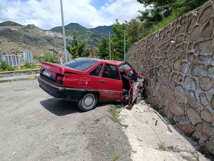 Gümüşhanede otomobil duvara çarptı: 2 yaralı
