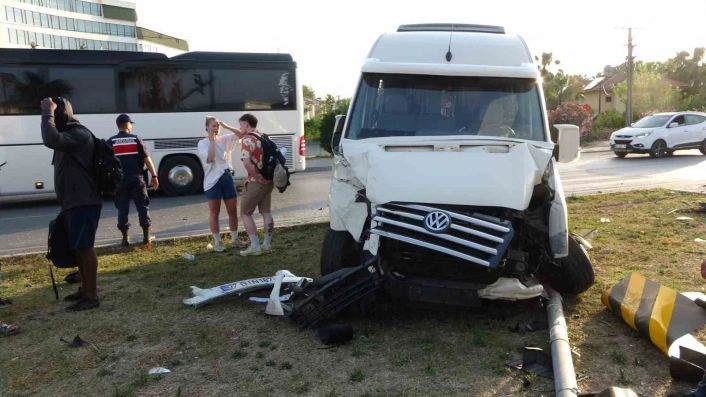 Hafif ticari araç ile tur aracı çarpıştı, 3ü turist 4 kişi yaralandı
