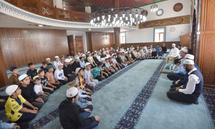 Hafızlığı bitiren öğrenci Kuran-ı Kerimi bir günde hatmetti
