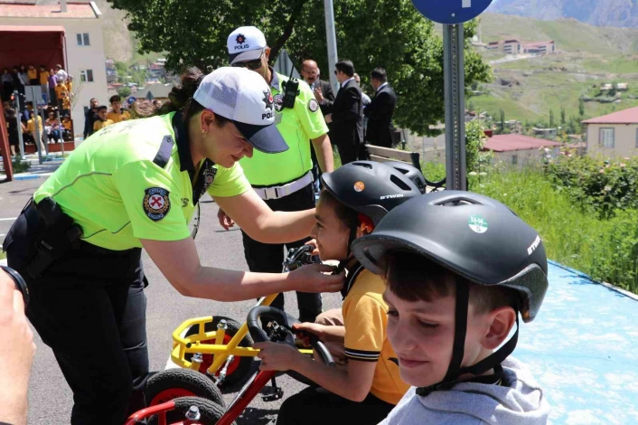 Hakkâride trafikte bilinçli nesillerin yetişmesi için eğitimler devam ediyor
