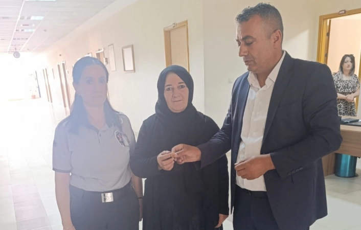 Hakkaride bulunan 35 bin TL değerindeki yüzük sahibine teslim edildi
