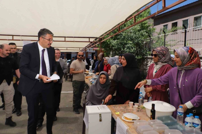 Hakkaride cami yararına hayır çarşısı kuruldu
