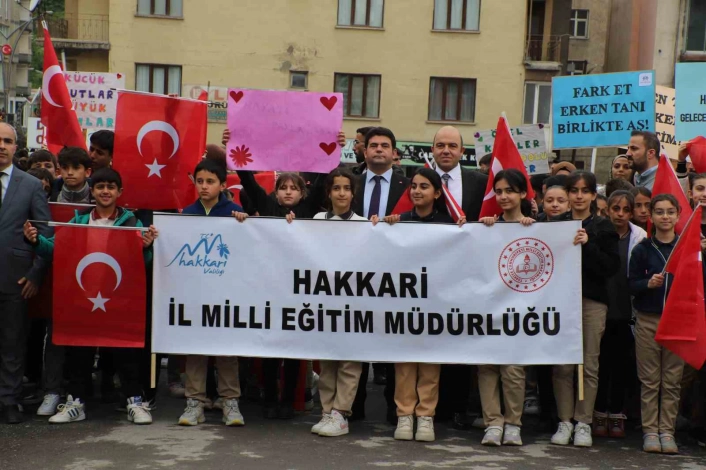 Hakkaride farkındalık yürüyüşü düzenlendi
