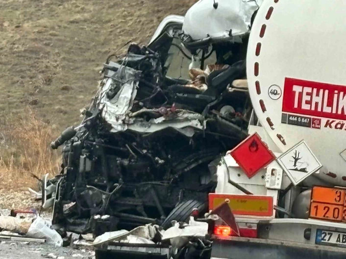Hakkaride otobüsle tanker çarpıştı: 8 yaralı

