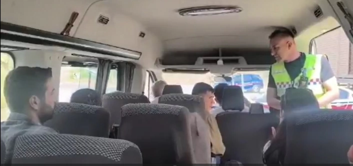 Hakkaride yolcu kılığında seyahat eden jandarma sürücüyü af etmedi
