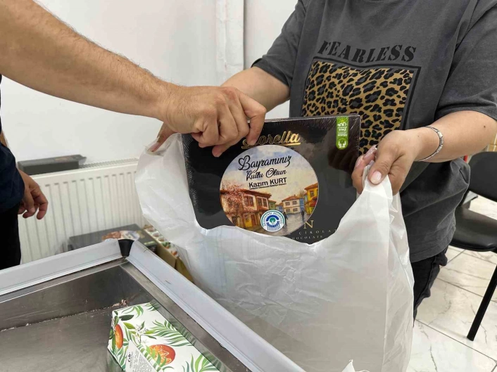 Halk Marketten bayram öncesi ihtiyaç sahiplerine bayram çikolatası, kolonya ve Türk kahvesi ikramı
