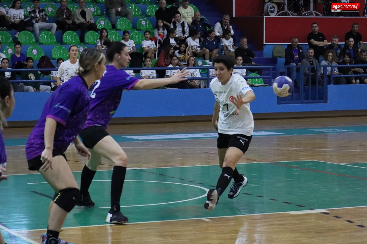 HEM EHF’DE HEM DE THF’DE GALİBİYETLE YÜZLERİ GÜLÜYOR