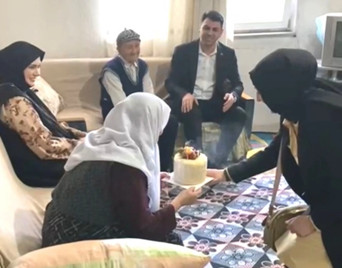 Hisarcık Kaymakamı Bahardan, 82 yaşındaki Hafize teyzeye pastalı doğum günü kutlaması
