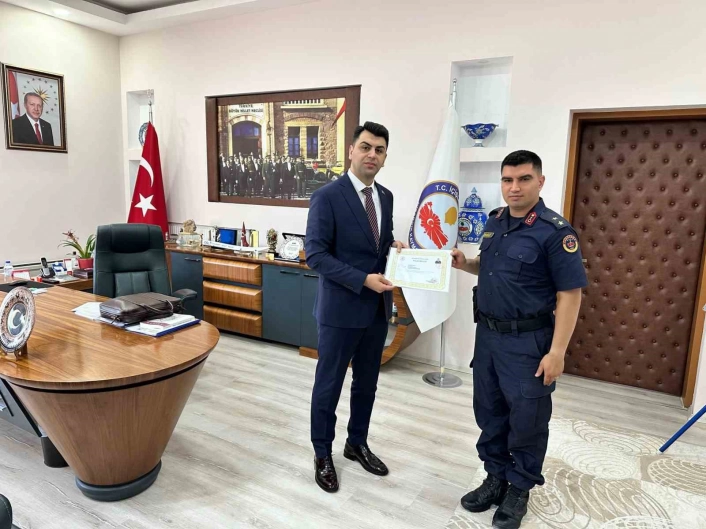 Hisarcık Kaymakamı Bahardan, İlçe Jandarma Komutanı Korkut ve personele başarı belgesi
