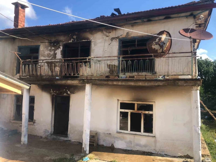 Hüyükte korkutan ev yangını
