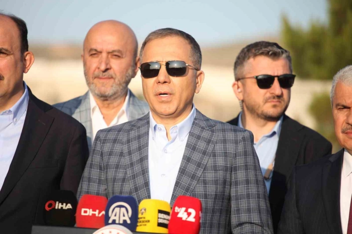 İçişleri Bakanı Yerlikaya bayram namazını Konyada kıldı
