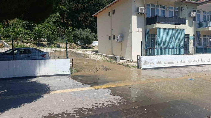 İçme suyu deposundaki aksaklık Manavgatta caddeyi göle çevirdi
