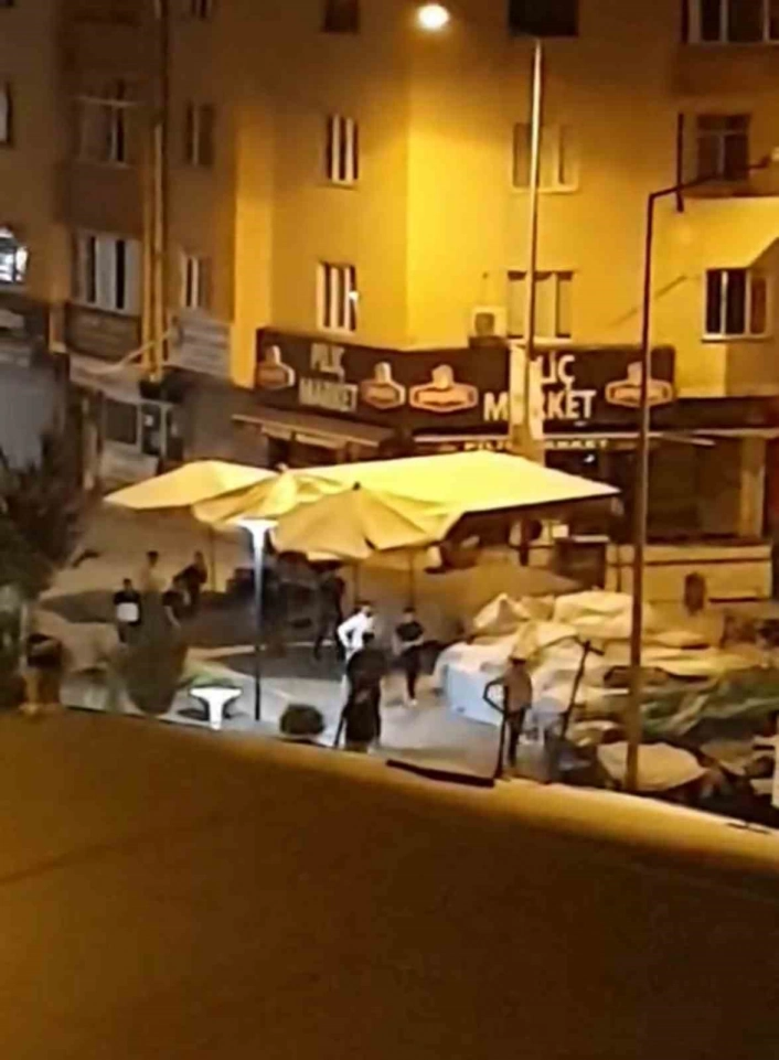 Iğdırda gece yarısı sokak kavgasında yumruklar havada uçuştu
