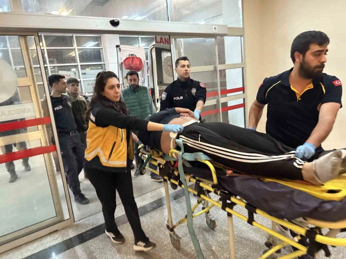 İki otomobil çarpıştı: 1i ağır 3 yaralı
