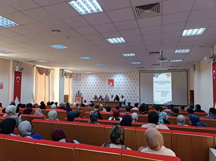 İlahiyat Fakültesinde Din Eğitimcisinin Nitelikleri paneli düzenlendi
