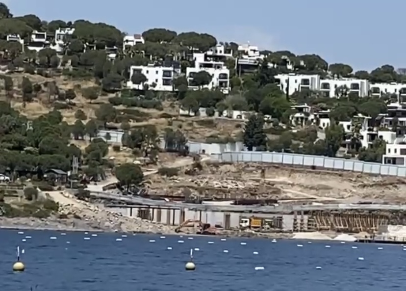 İnşaat yasağına rağmen Bitez’de tepki çeken arazide kepçeler iş başında!