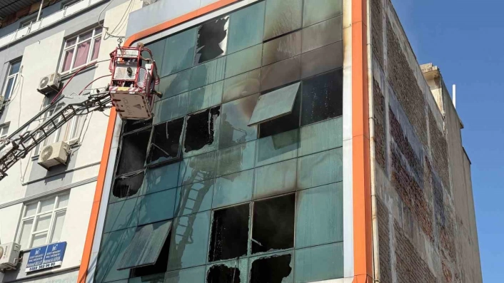İş merkezindeki imalathanede çıkan yangın kontrol altına alındı
